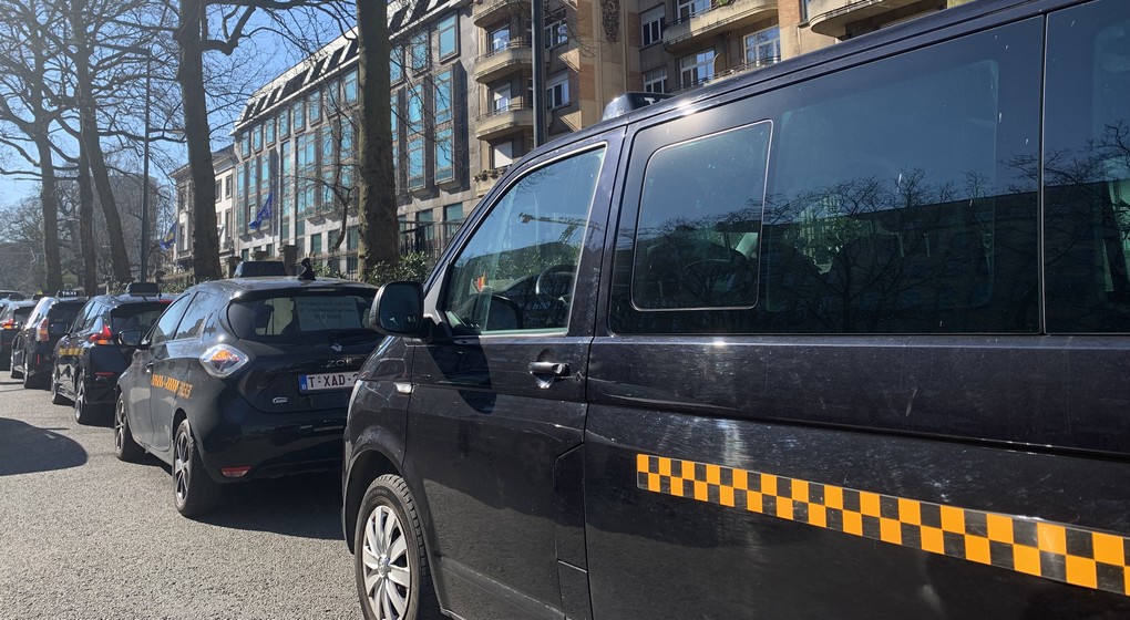 Manifestation Taxis électriques 2 devant cabinet Vervoort 07032022 - Michel Geyer BX1