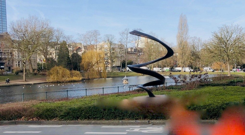 Étangs d'Ixelles Statue Snuls - Simulation Superette Prod.jpg