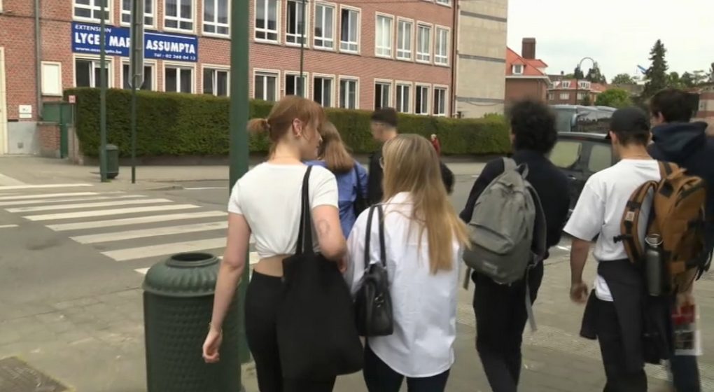 Elèves adolescents de dos Lycée Maria Assumpta Laeken - Capture BX1