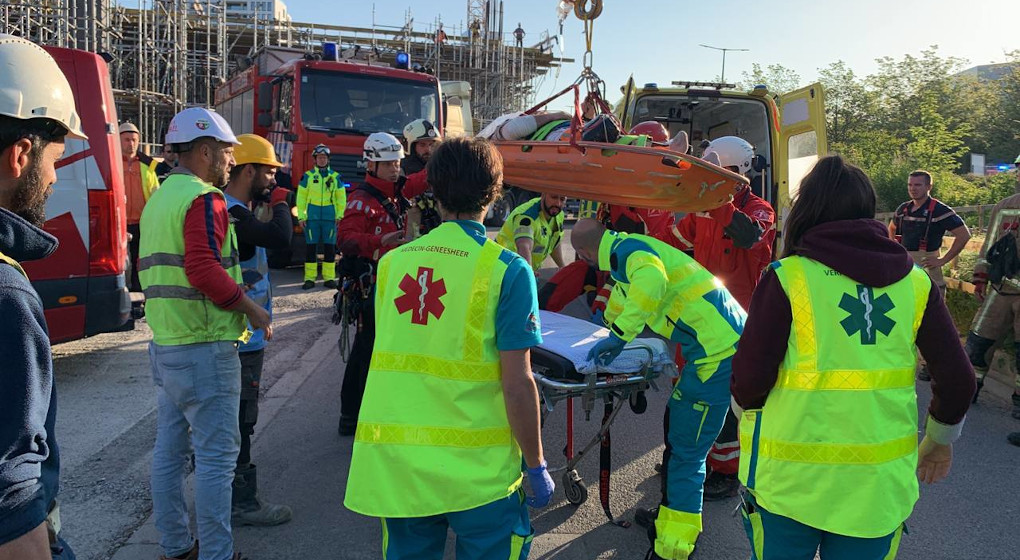 ouvrier évacué avec une grue - Photo : Pompiers de Bruxelles