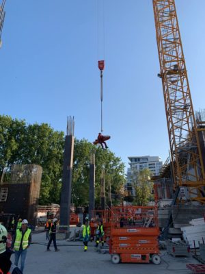 Ouvrier tombé du premier étage évacué avec une grue. Photo-Pompiers de Bruxelles