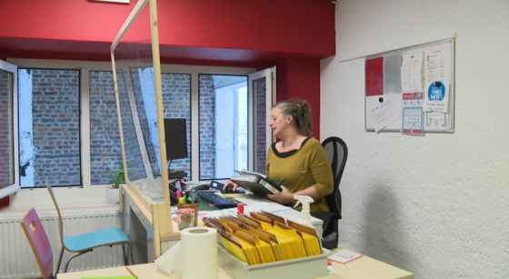 Assistante sociale débordée par les demandes d'aides pour les déclaration d'impots - Photo : BX1