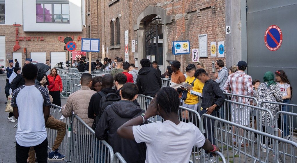 File demandeurs d'asile réfugiés Petit Château Juin 2022 - Belga Noe Zimmer