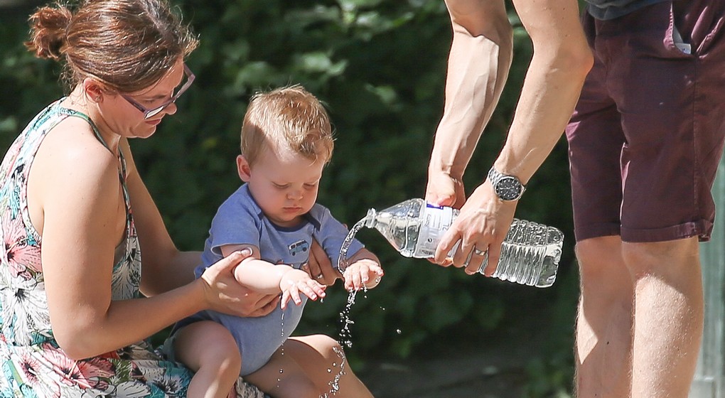 Famille Bébé Eau Chaleur Canicule - Belga Bruno Fahy