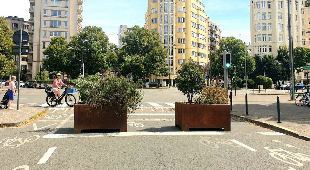 Bacs à Fleurs Sens unique Avenue de la Folle Chanson Ixelles - Twitter Yves Rouyet
