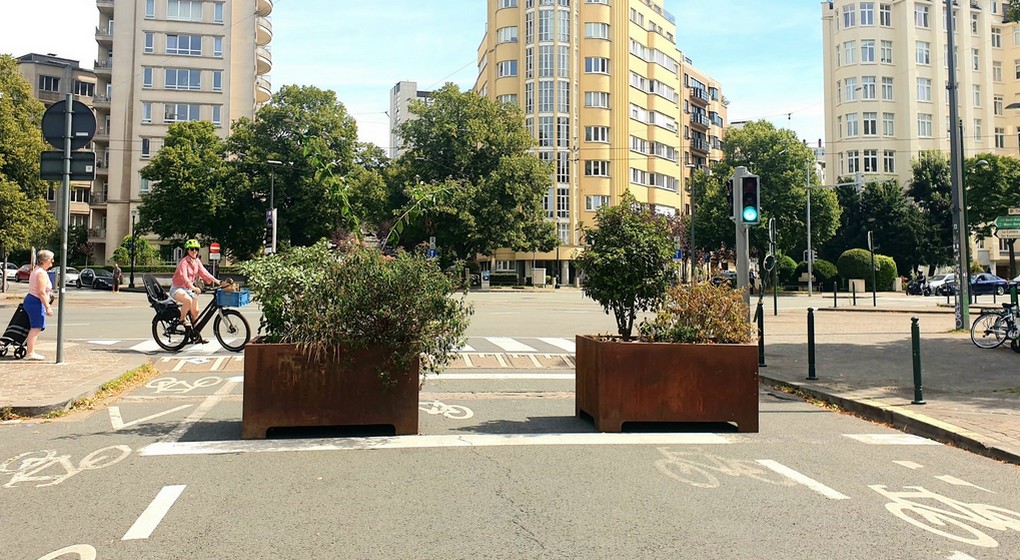 Bacs à Fleurs Sens unique Avenue de la Folle Chanson Ixelles - Twitter Yves Rouyet