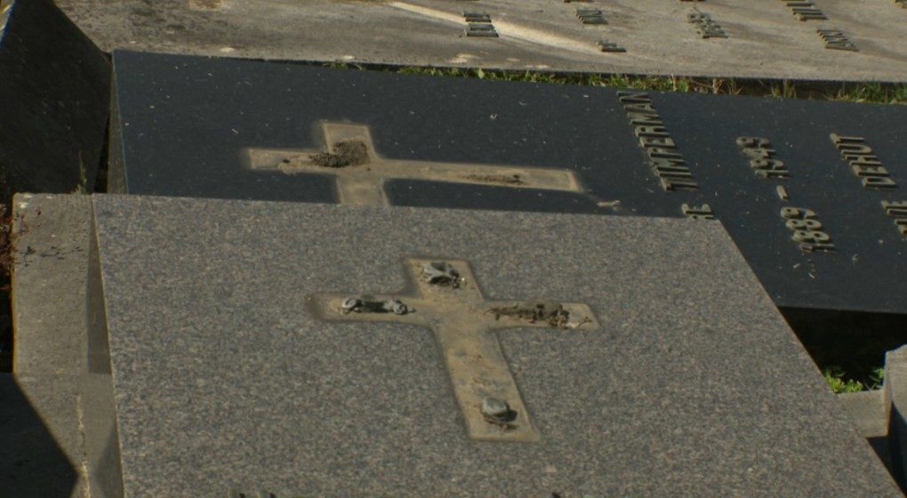 Crucifix volés Cimetière Watermael-Boitsfort vandalisé - BX1