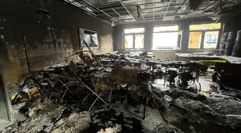 Réfectoire de l'école Notre Dame des Grâce carbonisé - Photo : Siamu Bruxelles