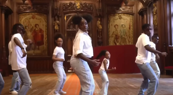 Jeny Bosenge à l'hôtel de ville de Bruxelles - Photo : Youtube - Jeny Bsg