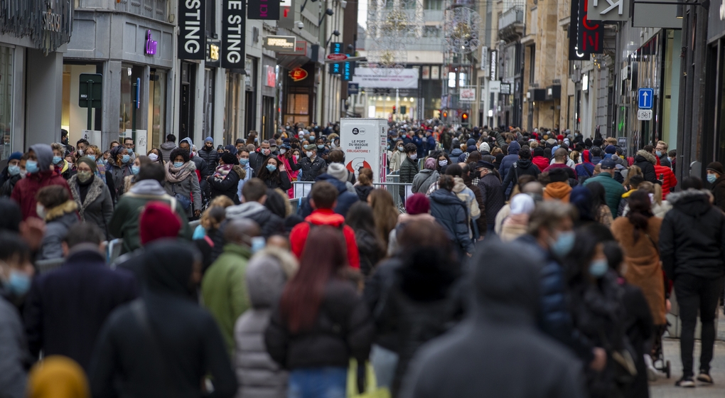 Rue Neuve Passants Clients Commerces Soldes - Belga Nicolas Maeterlinck