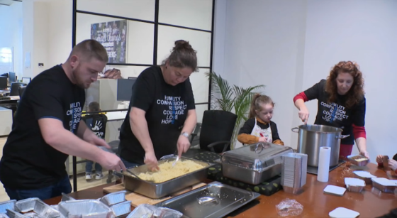 Des familles préparent des repas de Noël pour les plus démunis - Photo : BX1