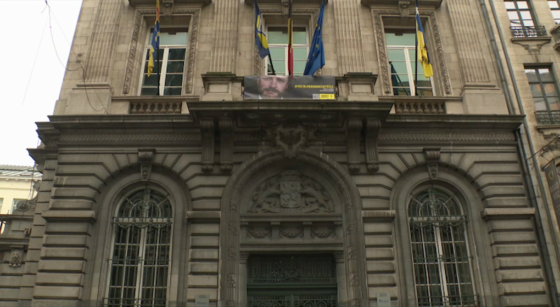 Bannière en soutien à Olivier Vandecasteele sur le Parlement Bruxellois - Photo : BX1