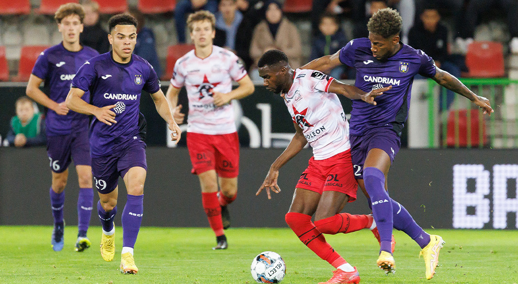 Essevee's Alieu Fadera and Anderlecht's Amir Murillo fight for the ball during a soccer match between SV Zulte Waregem and RSC Anderlecht, Thursday 20 October 2022 in Waregem, on day 13 of the 2022-2023 'Jupiler Pro League' first division of the Belgian championship. BELGA PHOTO KURT DESPLENTER