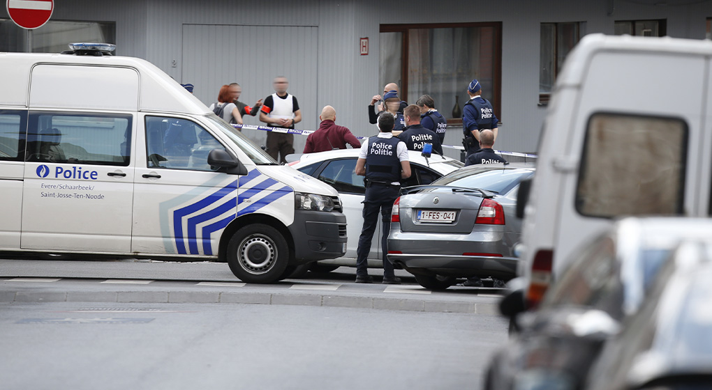 La police est photographiée lors de la reconstruction de la planque dans la Rue Max Roos à Schaerbeek - Photo : Belga Image/Thierry Roge