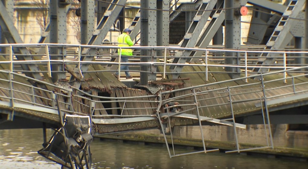 Pont de Buda Percuté Accident - BX1