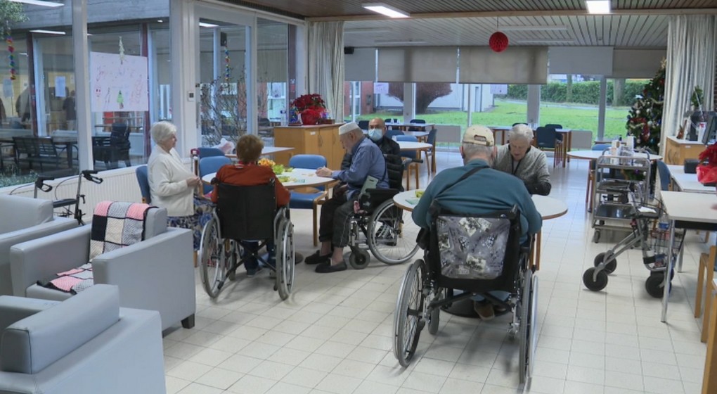 Maison de repos Seniors Personnes âgées dans un home Illustration BX1