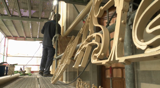 Un ouvrier restaure la façade de l'hôtel Solvay - Photo : BX1