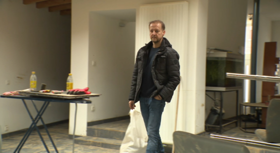 Jean-Philippe, sinistré par la fuite d'eau de la rue Drogenbos, n'a toujours pas pu récupérer sa maison - Photo : BX1