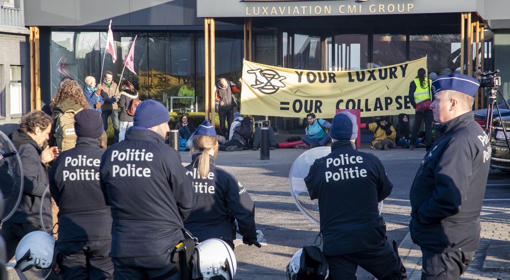 Manifestation ExtinctionRebellion contre Jets privés Police - Belga Nicolas Maeterlinck.jpg