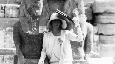 Il y a cent ans, la Reine Elisabeth était l’une des premières à visiter la tombe de Toutankhamon