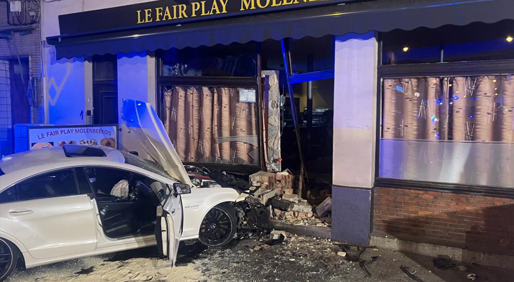 Voiture heurte vitrine Molenbeek - Photo : siamu bruxelles