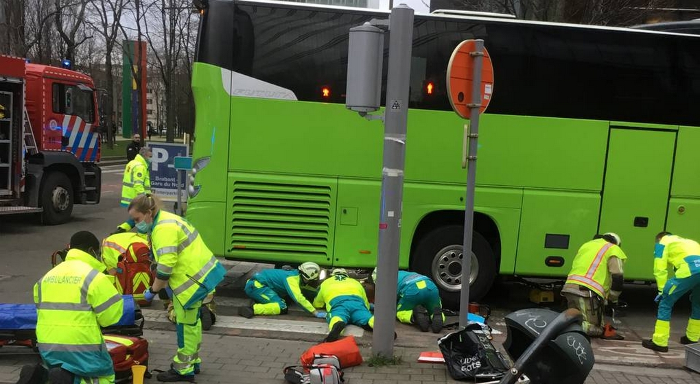 Cycliste Sous Bus 02022023 - Pompiers de Bruxelles