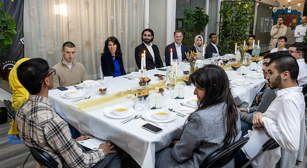 Alexander De Croo et Alexia Bertrand rompent le jeûne avec des jeunes à Bruxelles - Belga