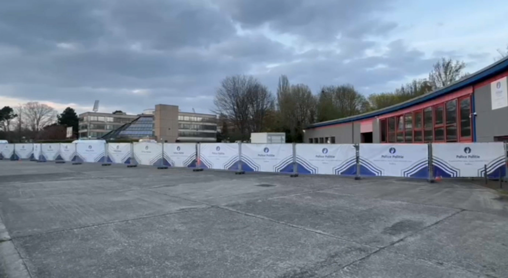 Un homme fonce dans le commissariat de Houba de Strooper - Photo : BX1