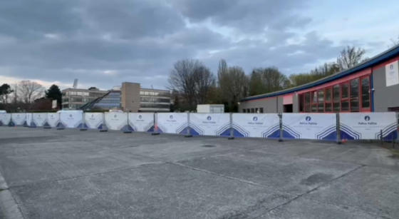 Un homme fonce dans le commissariat de Houba de Strooper - Photo : BX1