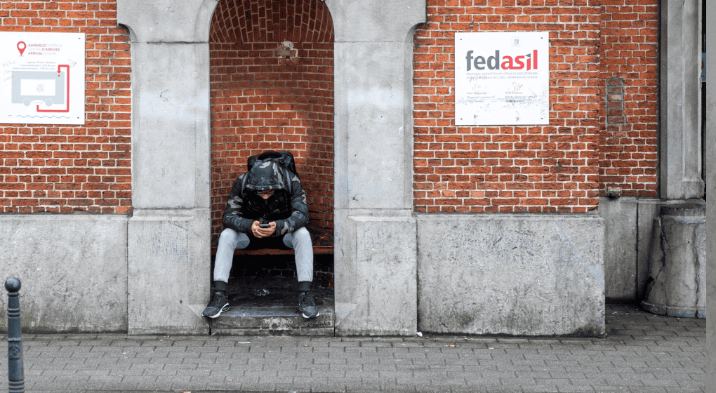 Famille afghane dormant à la rue : le tribunal condamne Fedasil