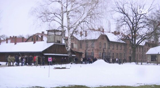 Hier, BX1 a accompagné de jeunes Bruxellois en visite à Auschwitz et Birkenau. À l'approche des 80 ans de la libération de ces deux camps, cette initiative vise à sensibiliser les jeunes aux atrocités commises pendant la Seconde Guerre mondiale. Chaque année, environ une centaine de jeunes Belges participent à cette visite organisée par le War Heritage Institute. À travers cette exploration, ils découvrent les horreurs perpétrées par le régime nazi en visitant les baraquements, les chambres à gaz, et en observant les objets personnels des victimes, accompagnés de leurs histoires poignantes. Parmi les participants, Simon Gronowski, 93 ans, est présent chaque année. Rescapé de justesse, il a perdu sa mère et sa sœur à Auschwitz. Ce devoir de mémoire lui tient particulièrement à cœur, et il transmet avec émotion son message à la jeune génération. "Vous qui m'entendez, qui voyez un témoin ayant vécu tout cela, vous êtes maintenant des témoins à votre tour ! Des passeurs de mémoire !", s'exclame-t-il. ■ Reportage de Valérie Leclercq, Loïc Bourlard et Stéphanie Mira
