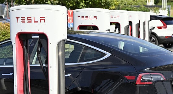 TESLA BORNE RECHARGE