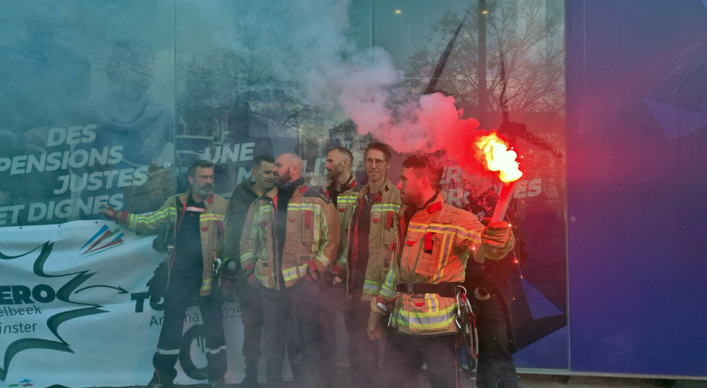 Les pompiers devant le siège du MR