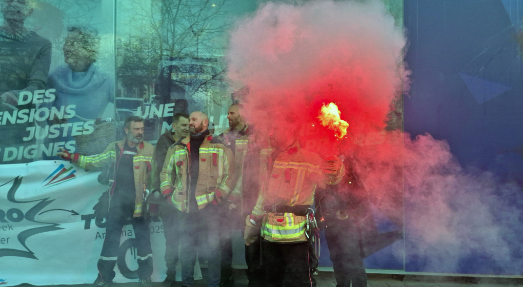 Les pompiers devant le siège du MR