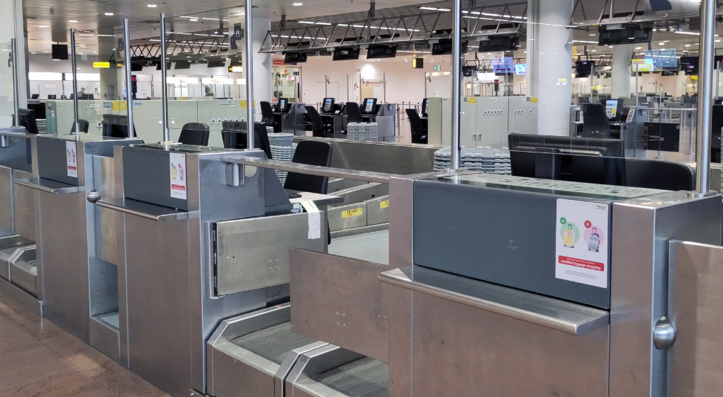 Le hall des départs de Brussels Airport désert : aucun vol ne décolle