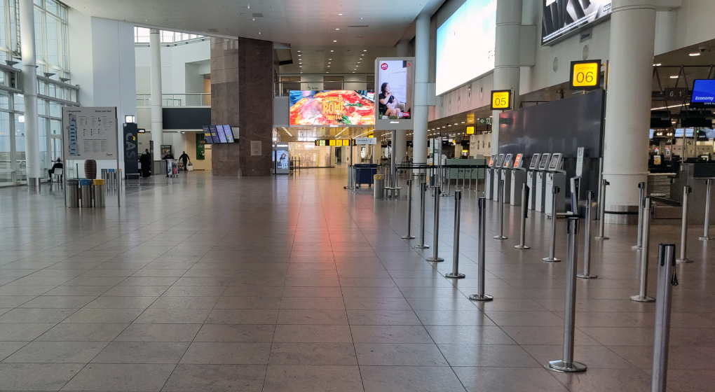 Le hall des départs de Brussels Airport désert : aucun vol ne décolle