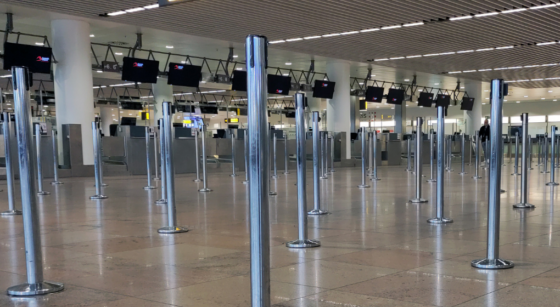 Le hall des départs de Brussels Airport désert : aucun vol ne décolle