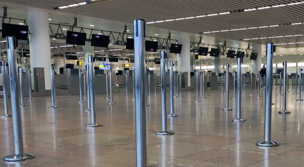 Le hall des départs de Brussels Airport désert : aucun vol ne décolle