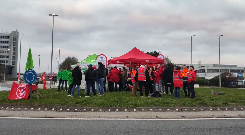 Une quarantaine de militants rassemblés sur le rond-point Brucargo