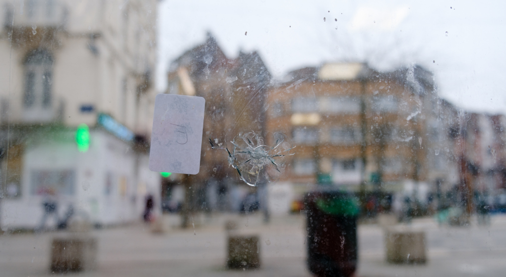 Impact de balle au croisement de la rue Merode et Pierre Decoster à Forest