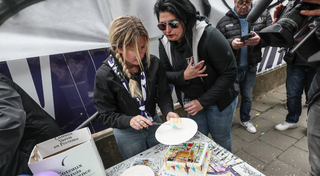 Du champagne et du gâteau pour “le pot de départ” de Wouter Vandenhaute organisé par les supporters d’Anderlecht