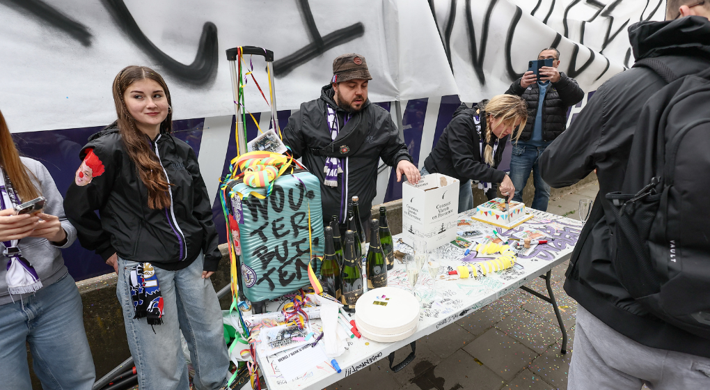 Du champagne et du gâteau pour “le pot de départ” de Wouter Vandenhaute organisé par les supporters d’Anderlecht