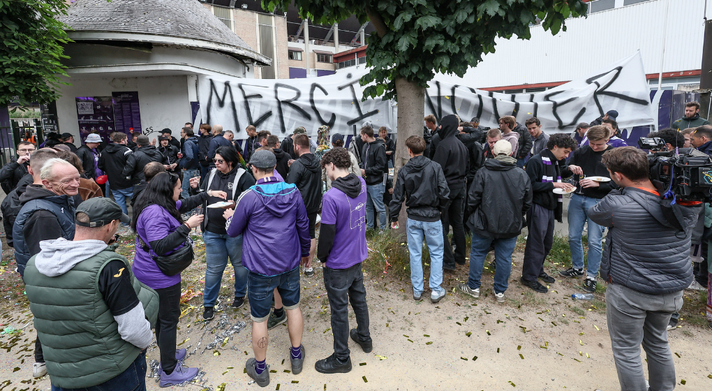 Du champagne et du gâteau pour “le pot de départ” de Wouter Vandenhaute organisé par les supporters d’Anderlecht