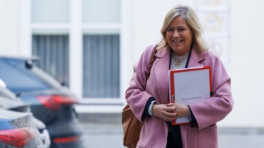 “Il faut aller plus loin” sur la vérification de l’âge en ligne, exhorte la ministre Matz