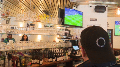 “C’est une arnaque, on n’a pas le choix”, les bars de supporters bruxellois pestent contre DAZN