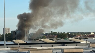 Incendie en cours dans un centre de tri le long du canal de Bruxelles