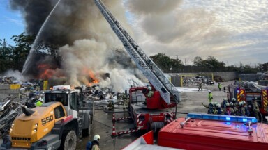 Incendie en cours dans un centre de tri à Anderlecht, la circulation des trains interrompue