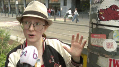 Catherine réalise un documentaire sur les autocollants collés dans les rues de Bruxelles