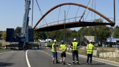 Une passerelle cyclo-piétonne installée au-dessus de l’A12