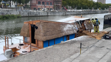 Un bateau en bois atteint par les flammes au quai des Péniches
